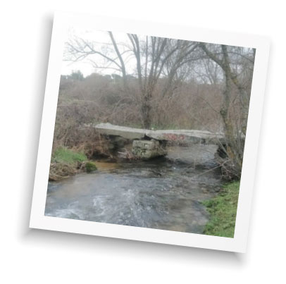 Puente tradicional de granito sobre el arroyo Matalebrillos